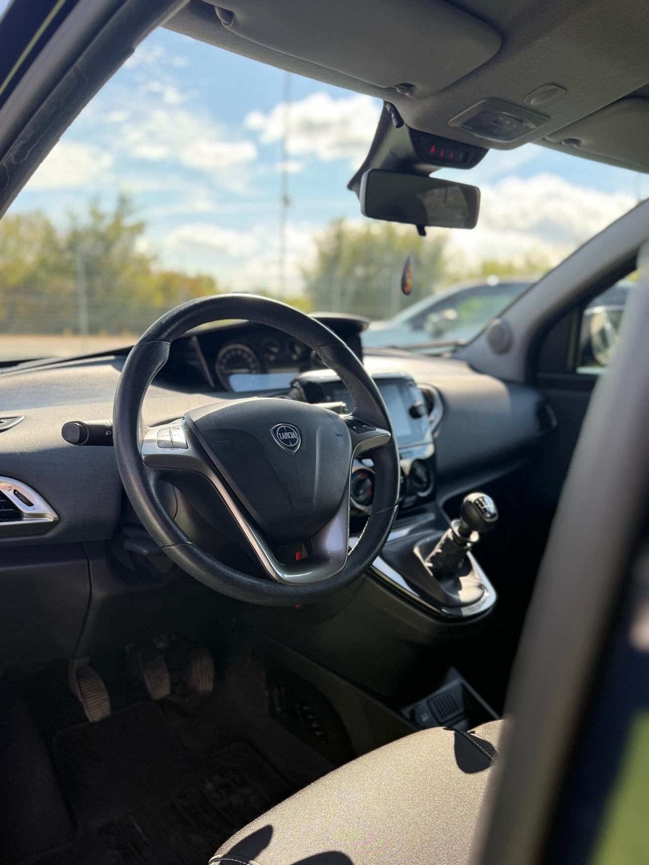 Lancia Ypsilon 1.0 5 porte Hybrid Gold