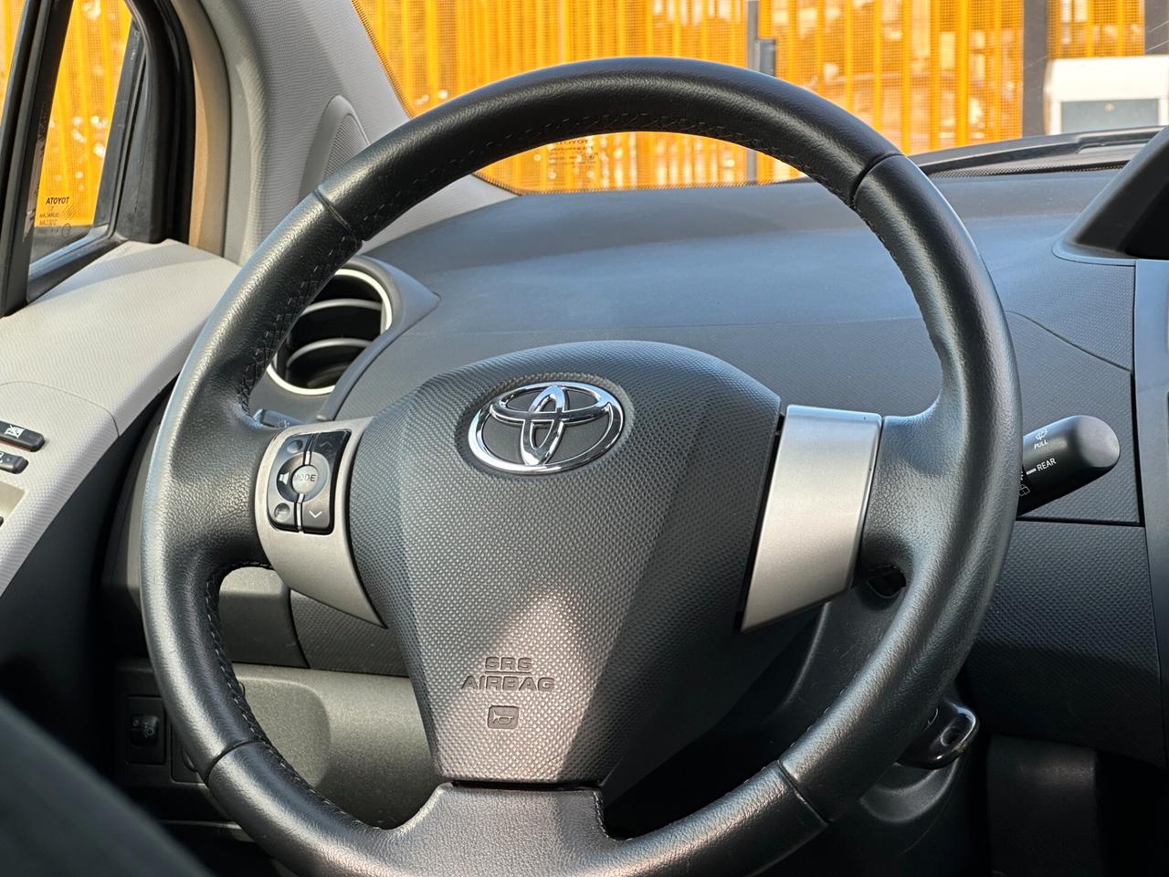 TOYOTA Yaris 1.0 5 porte Now