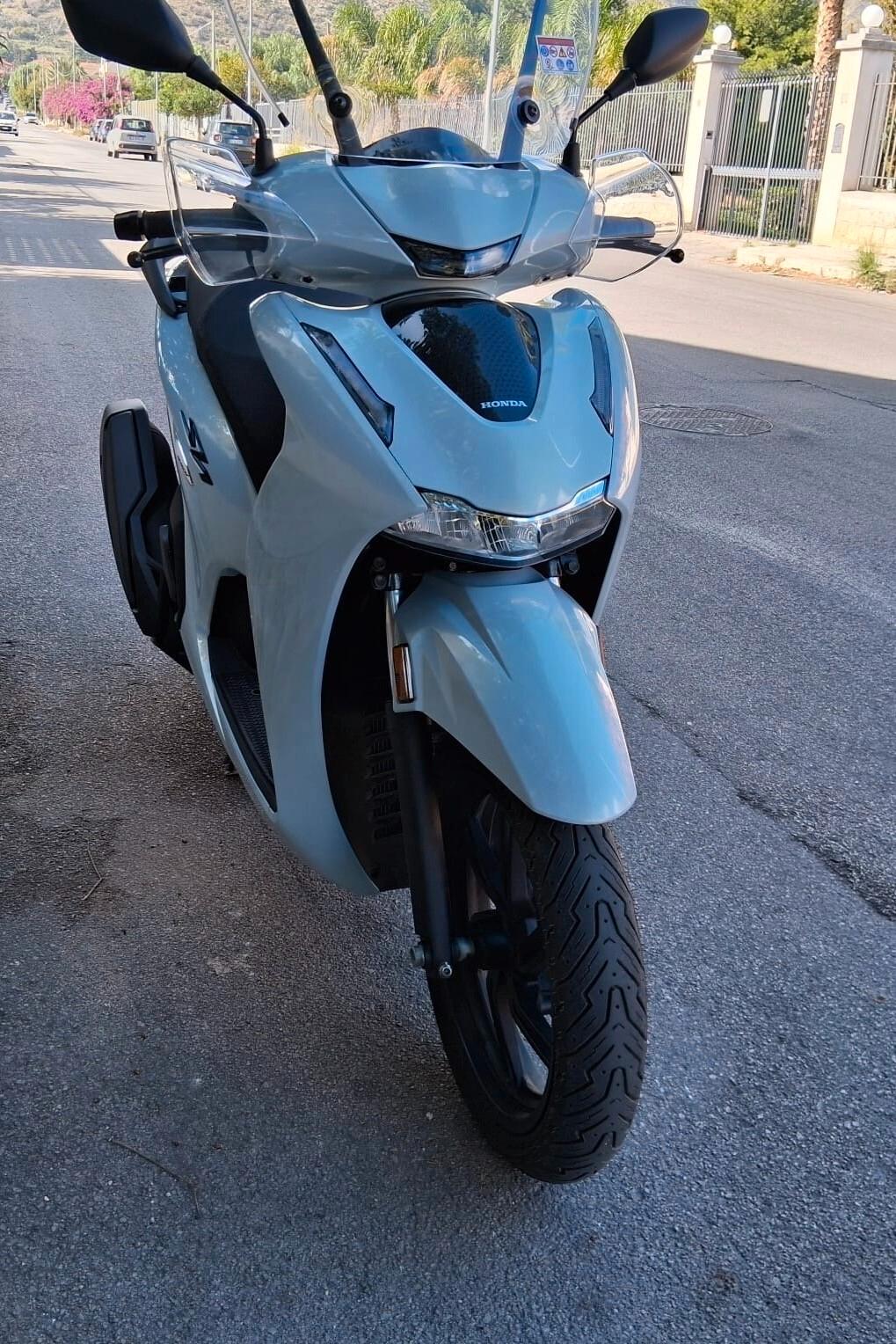 Honda SH 350 vendesi sh 350 nuovissimo km 4.000 per info 3279411053