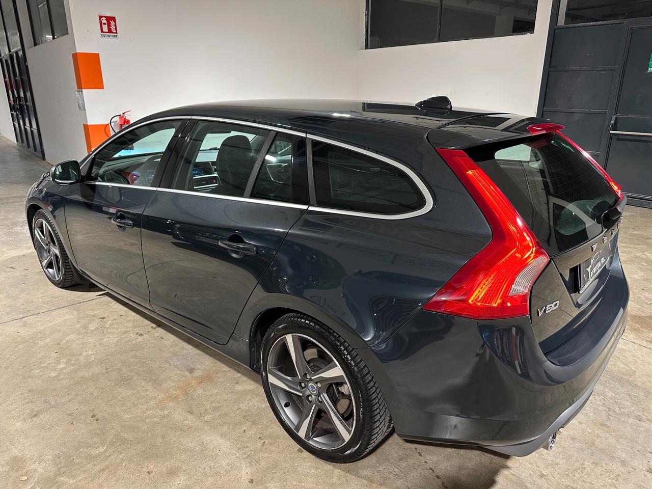 Volvo V60 2.0 d4 R-design - UNICOPROP. - SERVICE VOLVO