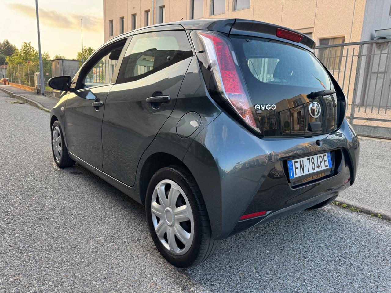 Toyota Aygo retrocamera tagliandata Neopatentati