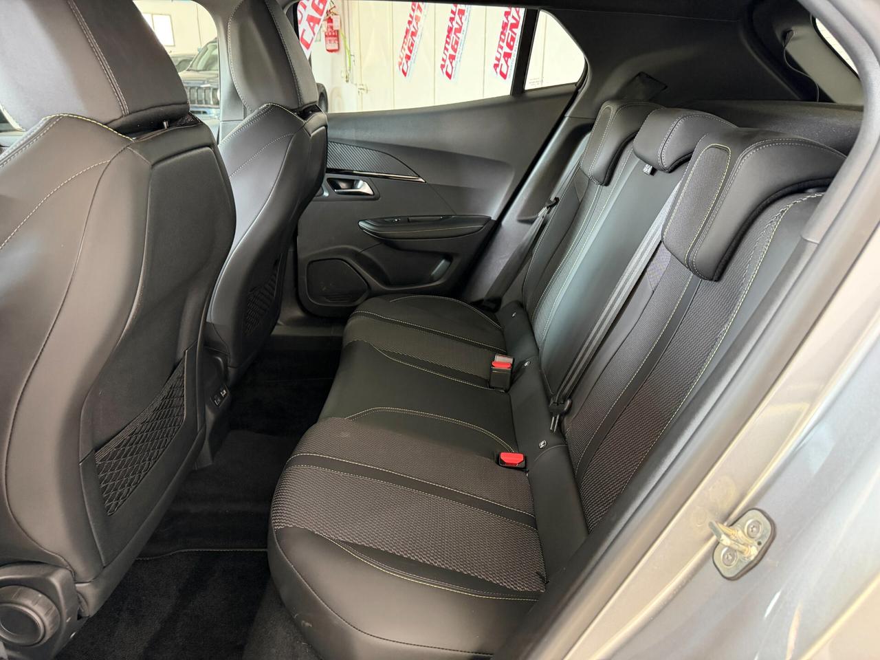 Peugeot 2008 Hybrid 145 e-DCS6 GT KM 9000 2025 Bicolor