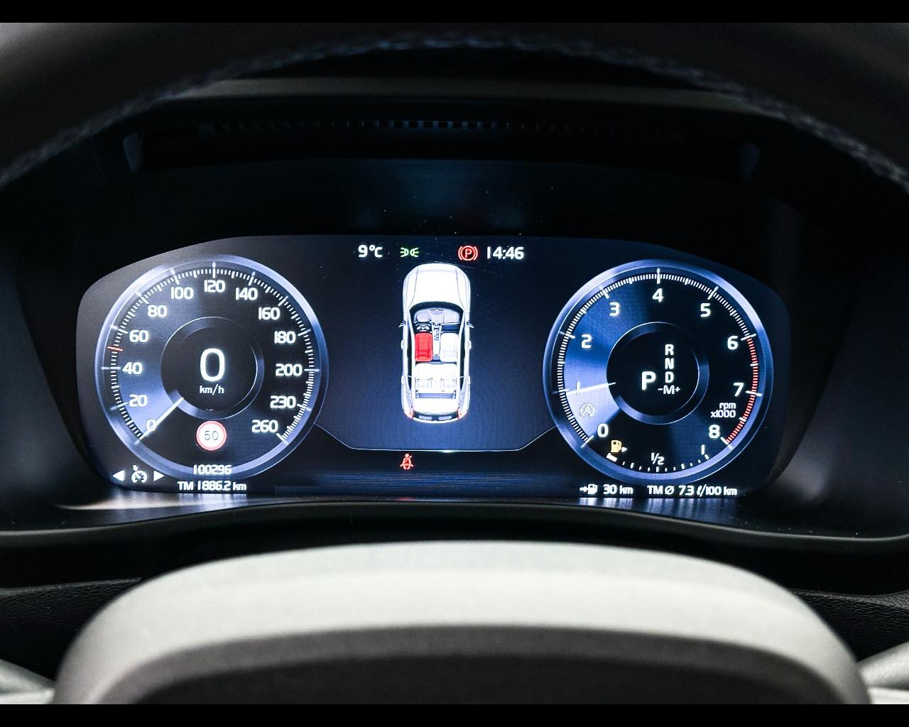 VOLVO XC40 (2017-->) - XC40 T2 Geartronic Momentum Core N1