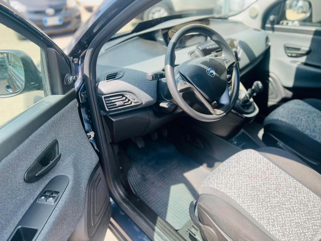 Lancia Ypsilon 1.0 FireFly 5 porte S&S Hybrid Ecochic Silver