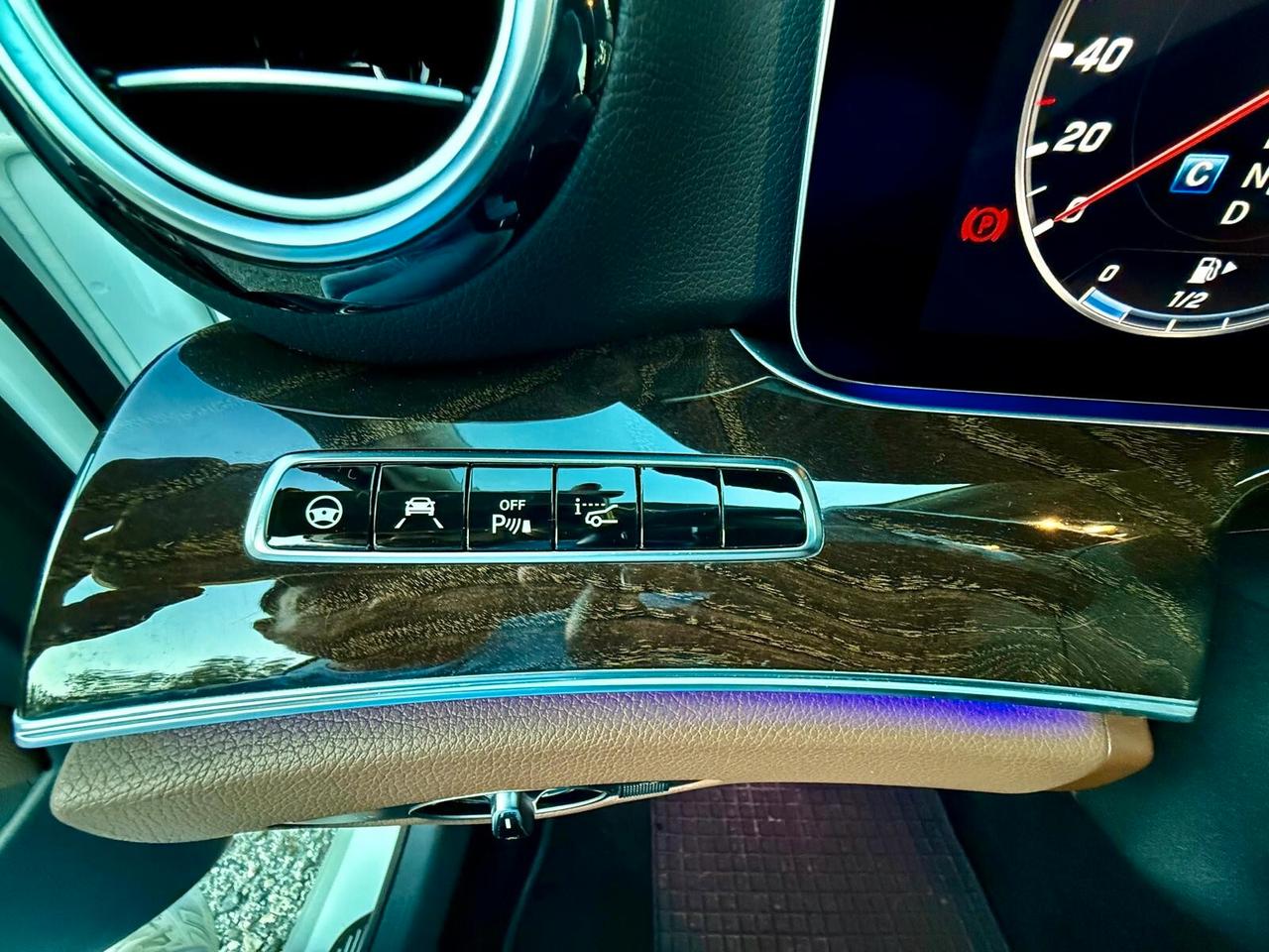 MERCEDES- BENZ KLASSE E 220 D 4MATIC AMG PREMIUM