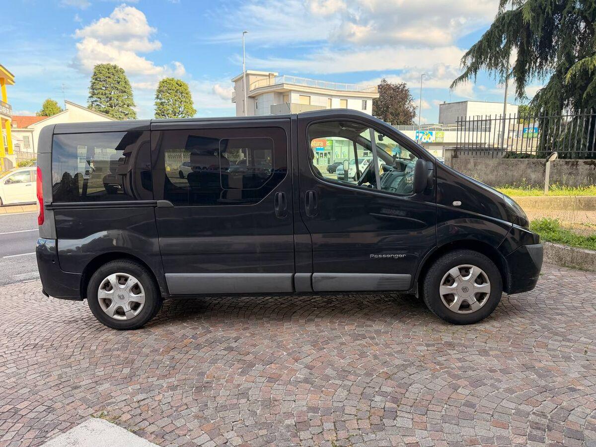 Renault TRAFIC PASSENGER 2.0 D 9 POSTI