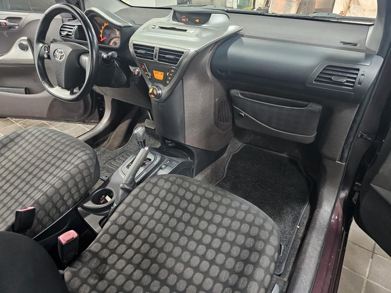 NUOVA TOYOTA iQ 1.0 VVT-i SOL 68CV BLACK LINE