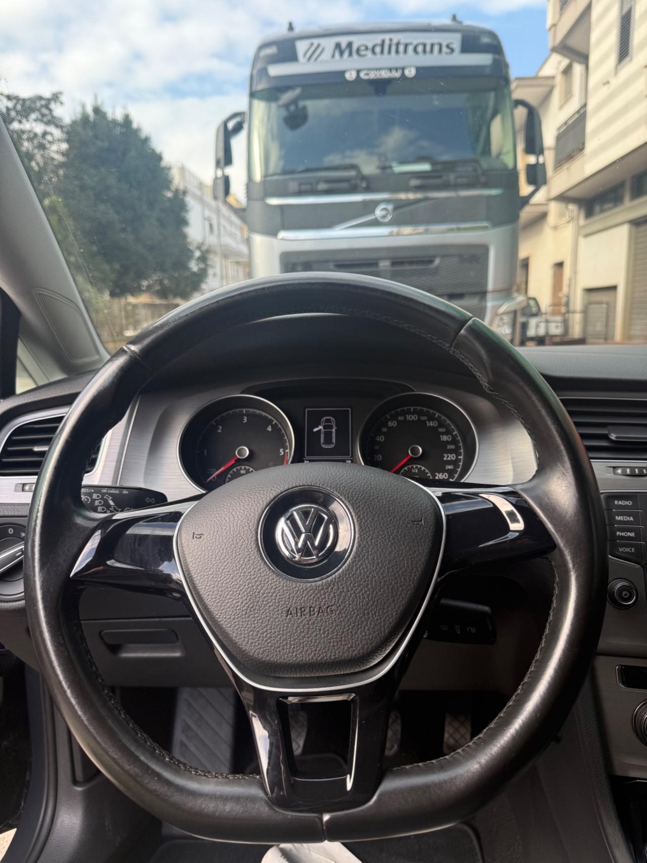 Volkswagen Golf 5p 1.6 tdi 110cv NAVI,APP CONNECT,SEDILI RISCALD.ATISENSORI DI PARCHEGGIO,DISTRIBUZIONE FATTA 10/25