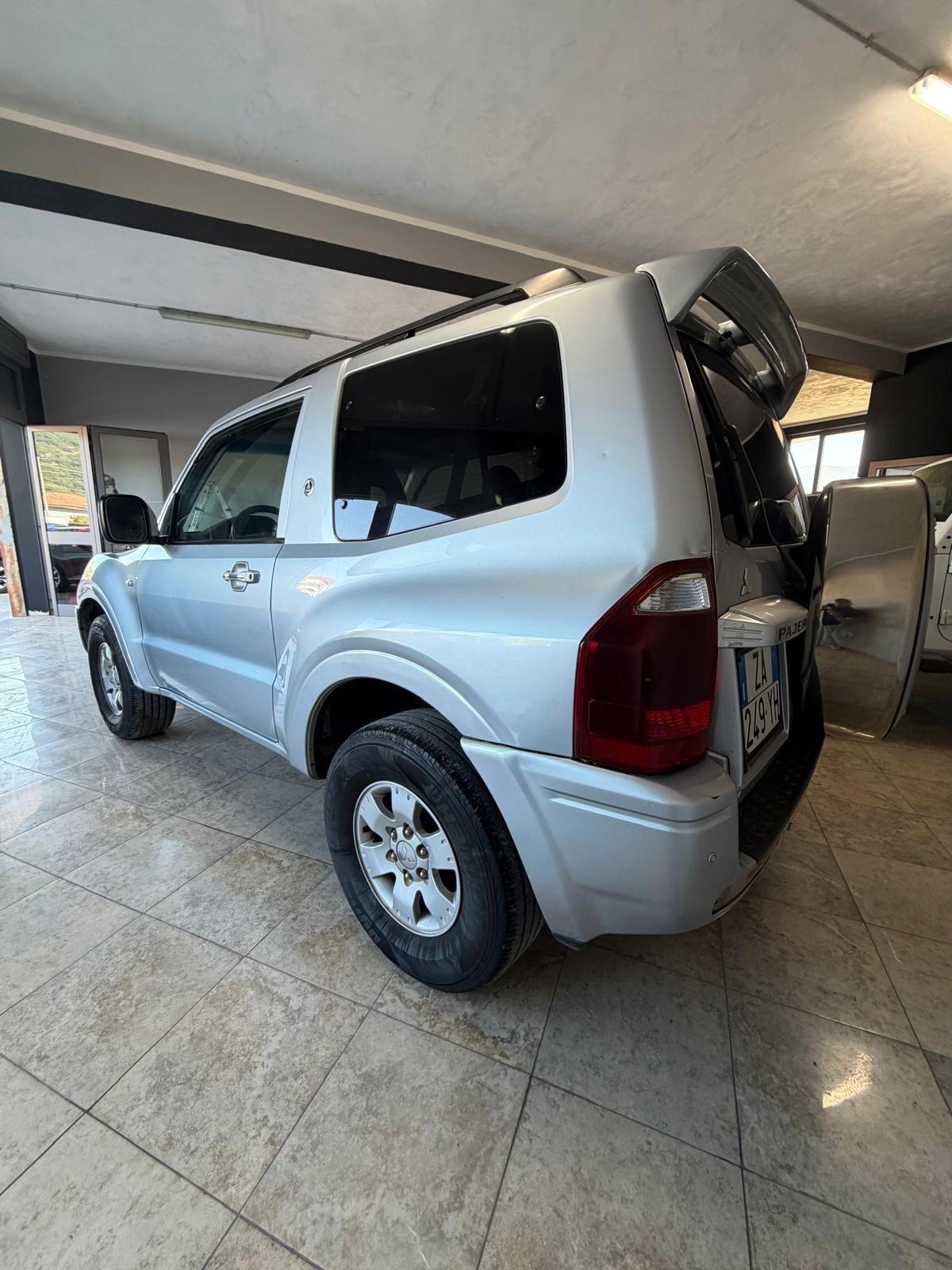 Mitsubishi Pajero 3.2 DI-D 16V aut. 3p. Instyle DPF EDIZIONE DA CAR