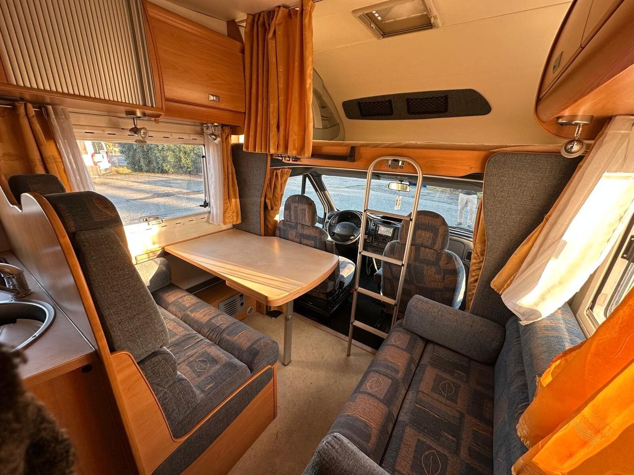 Ford TRANSIT mansardato