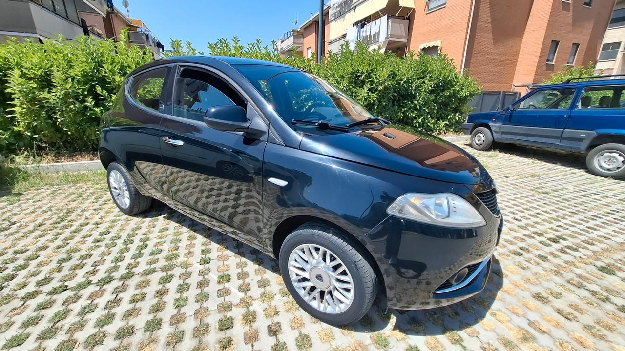 Lancia Ypsilon 0.9 TwinAir 85 CV 5 porte Metano Ecochic Silver