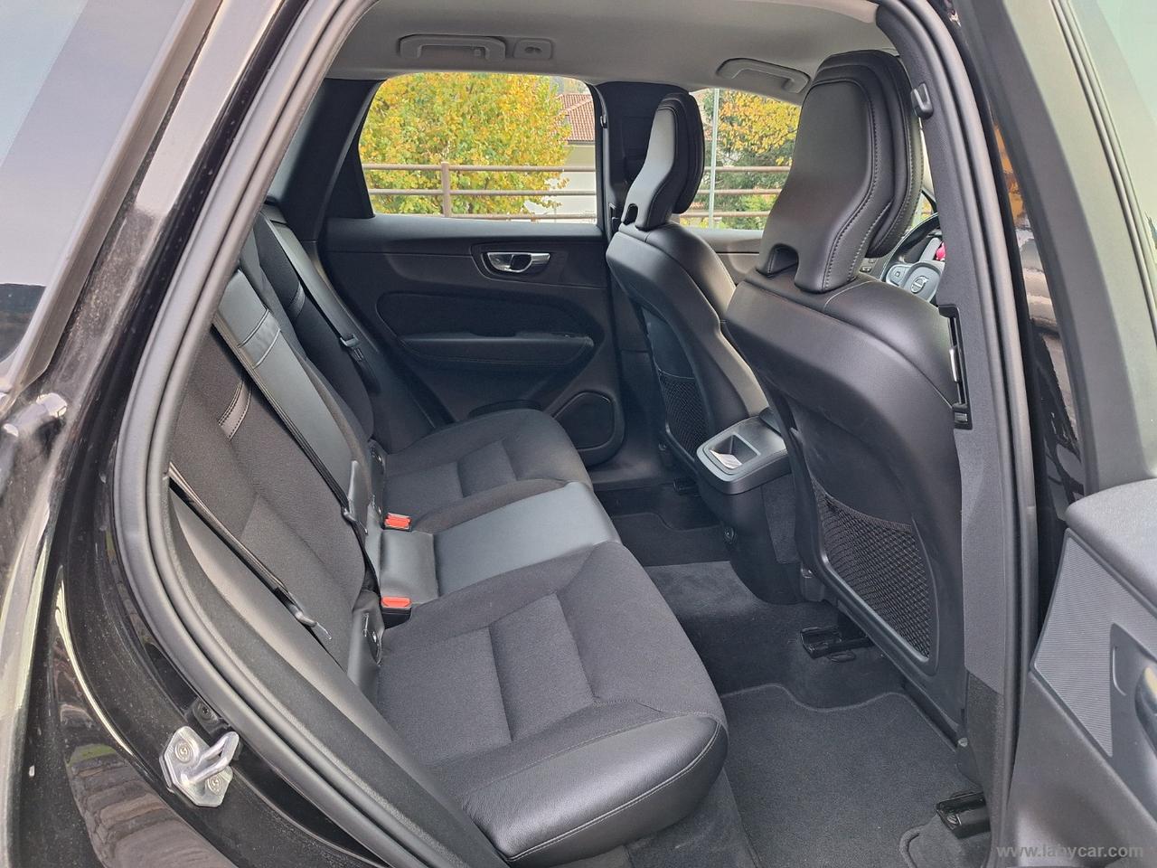 VOLVO XC60 B4 AWD Momentum PRO UNIPROP. MEMORIE FULL LED