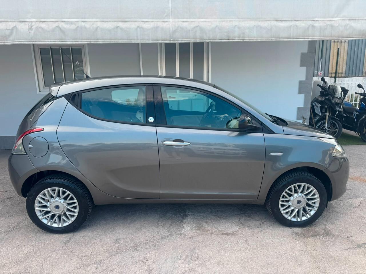 Lancia Ypsilon 0.9 TwinAir 85 CV 5 porte Metano Ecochic Elefantino