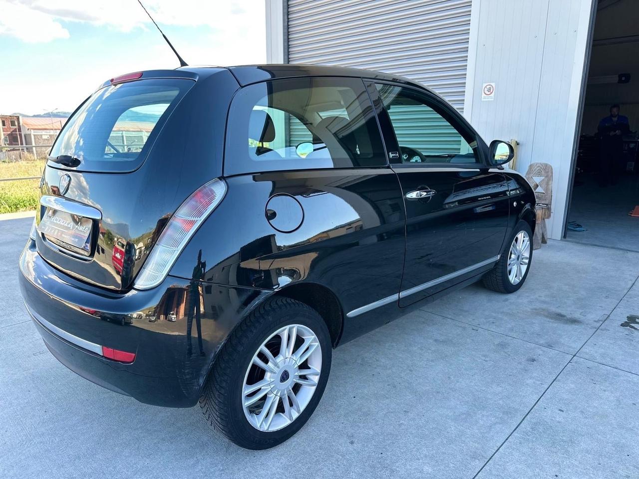 Lancia Ypsilon 1.3 MJT 75 CV Unyca