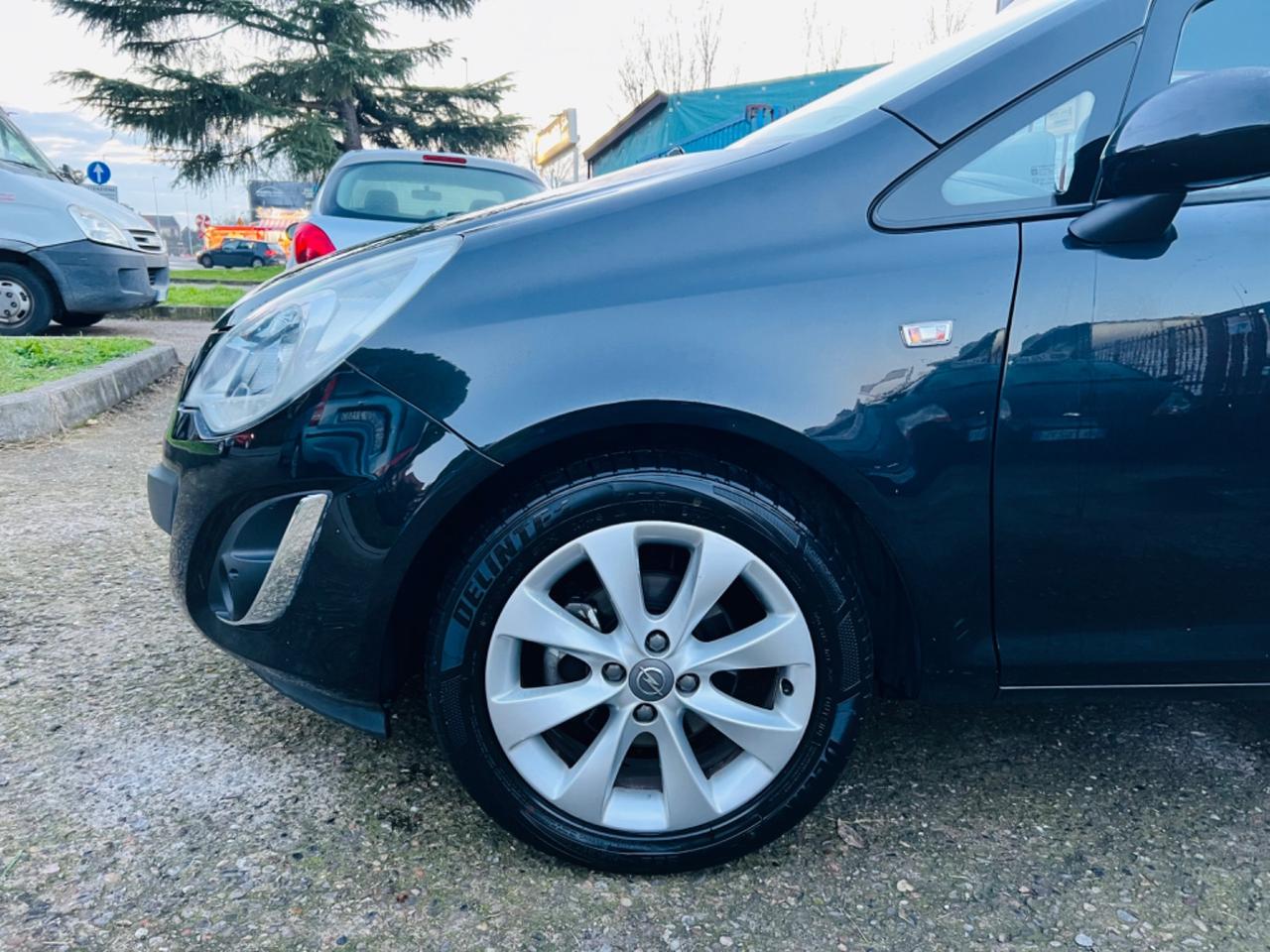 Opel Corsa 1.2 3 porte b-color