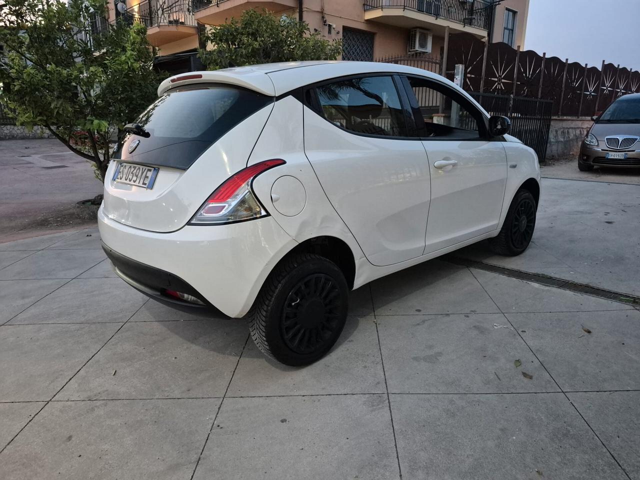 Lancia Ypsilon 0.9 TwinAir 85 CV 5 porte Metano Ecochic Elle