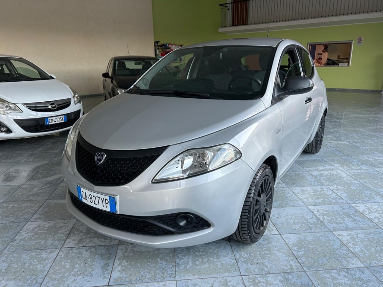 Lancia Ypsilon 1.0 FireFly 5 porte S&S Hybrid Ecochic Silver