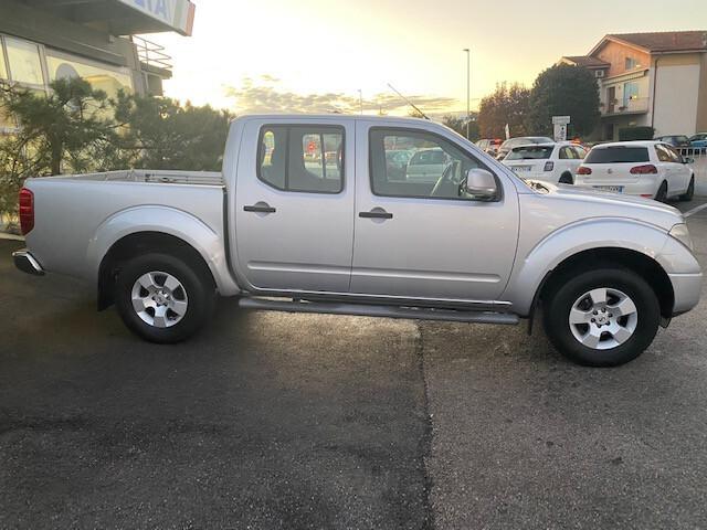 Nissan Navara Double Cab 4x4 autocarro