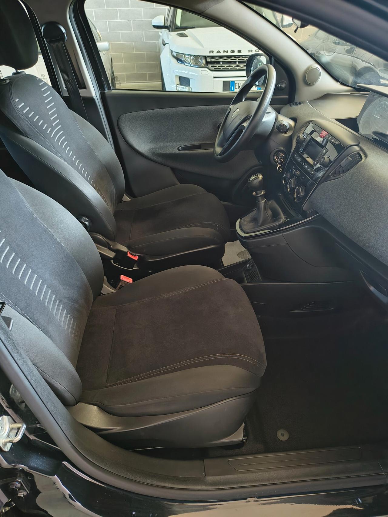 Lancia Ypsilon 1.2 69 CV 5 porte S&S Black and Noir
