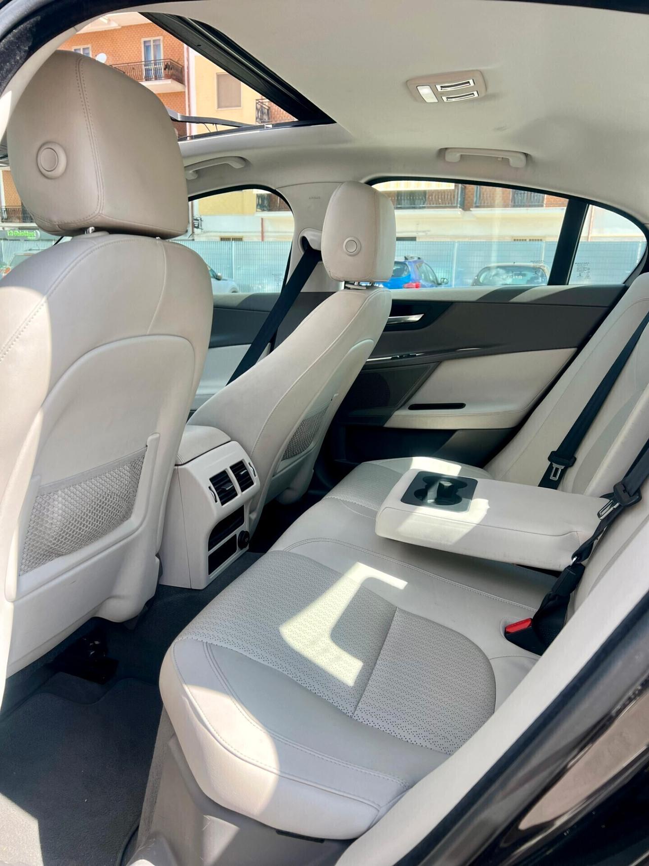 Jaguar XE 2.0 D Turbo 180CV aut. Prestige