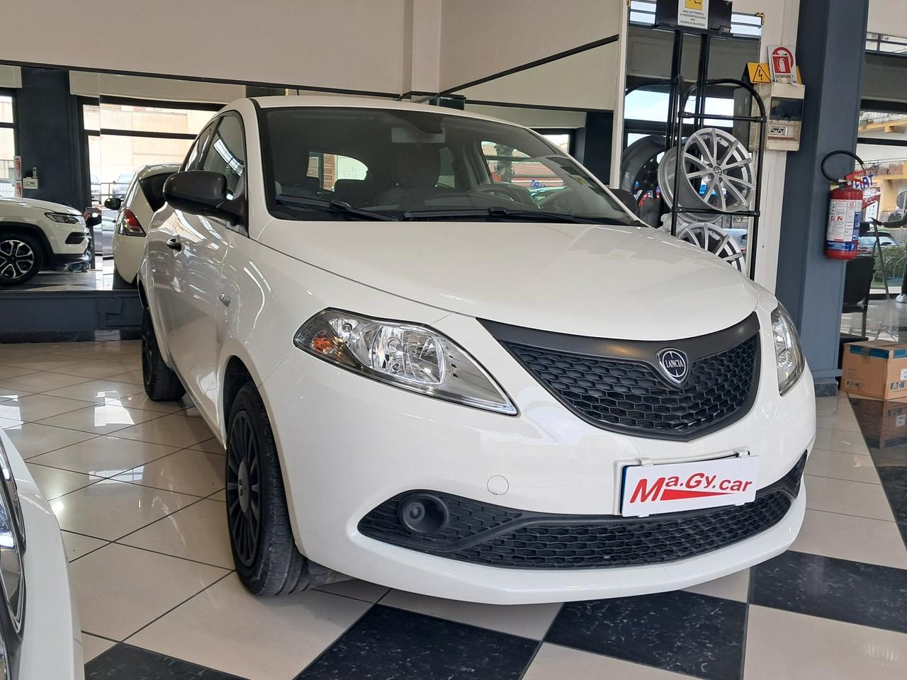 Lancia Ypsilon 1.0 FireFly Hybrid 70 cv Silver