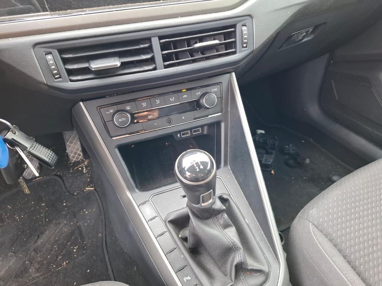 VW POLO 1.0 BENZINA 2018 SINISTRATA MOTORE PARTE