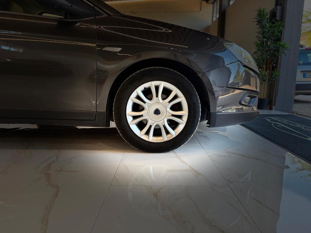 Lancia Delta 1.6 MJT DPF 105 CV Silver