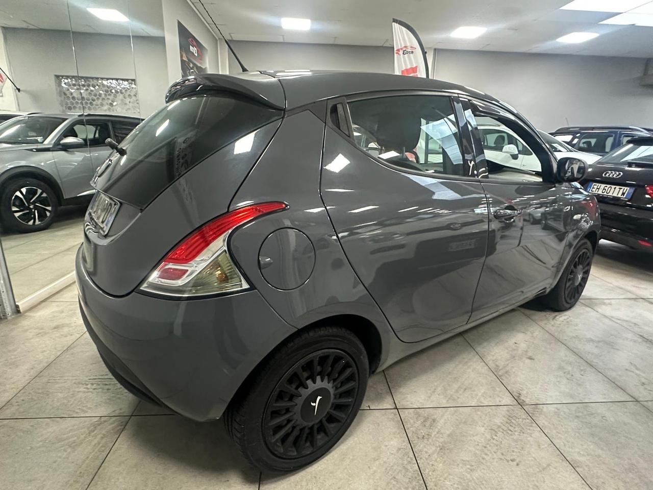 Lancia Ypsilon 1.2 69 CV 5 porte Elle Ok Neopatentati