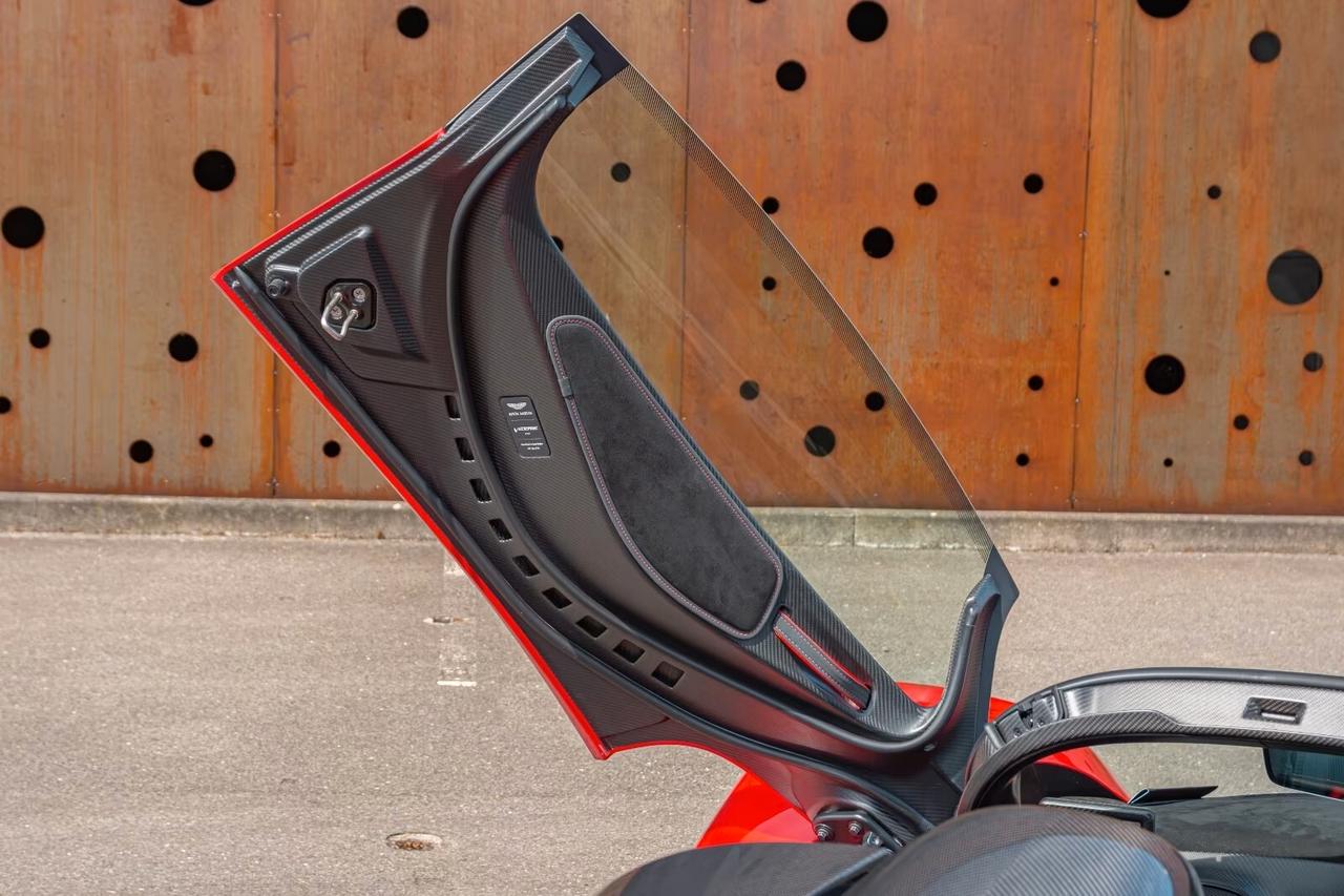 Aston Martin Valkyrie SPIDER *Q-COMMISSION*PIANO DA COLLEZIONE*