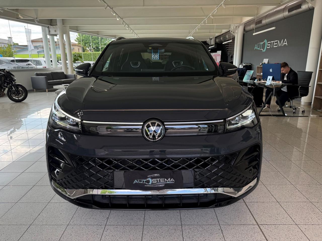 VOLKSWAGEN Tiguan III 2024 1.5 etsi R-Line 150cv dsg - SED. MASSAGGIANTI!