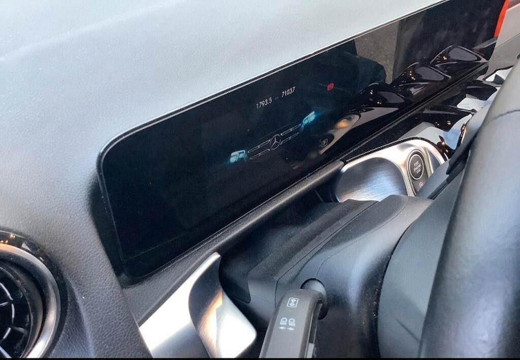 MERCEDES-BENZ GLB 180D 116CV AUTOMATIC BUSINESS EXTRA ( FARI LED - PELLE - NAVI - PARK ASSIST - TELECAMERA POST. )