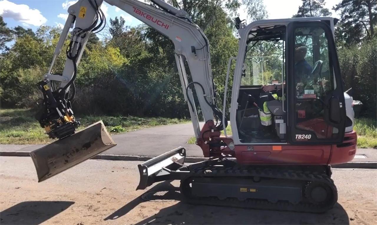 Takeuchi  TB240,