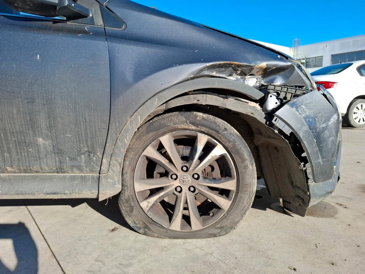 Toyota RAV 4 2.2 D-CAT 4WD - SINISTRATO