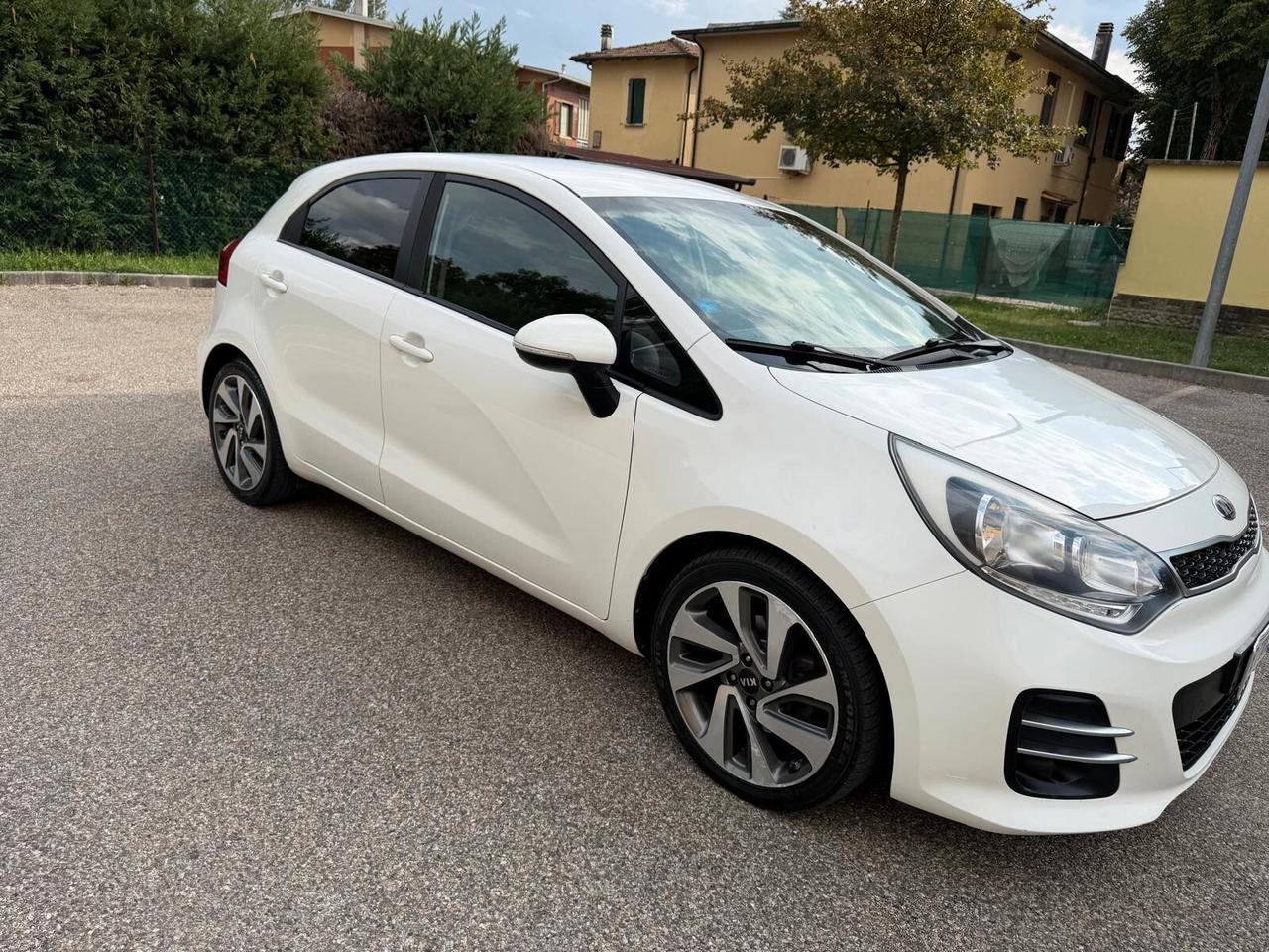 Kia Rio 1.4 crdi - NEOPATENTATI - 12 MESI DI GARANZIA -
