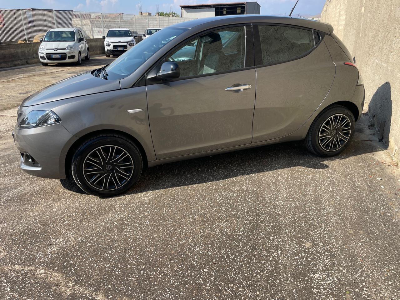 Lancia Ypsilon 1.0 FireFly 5 porte S&S Hybrid Silver Plus