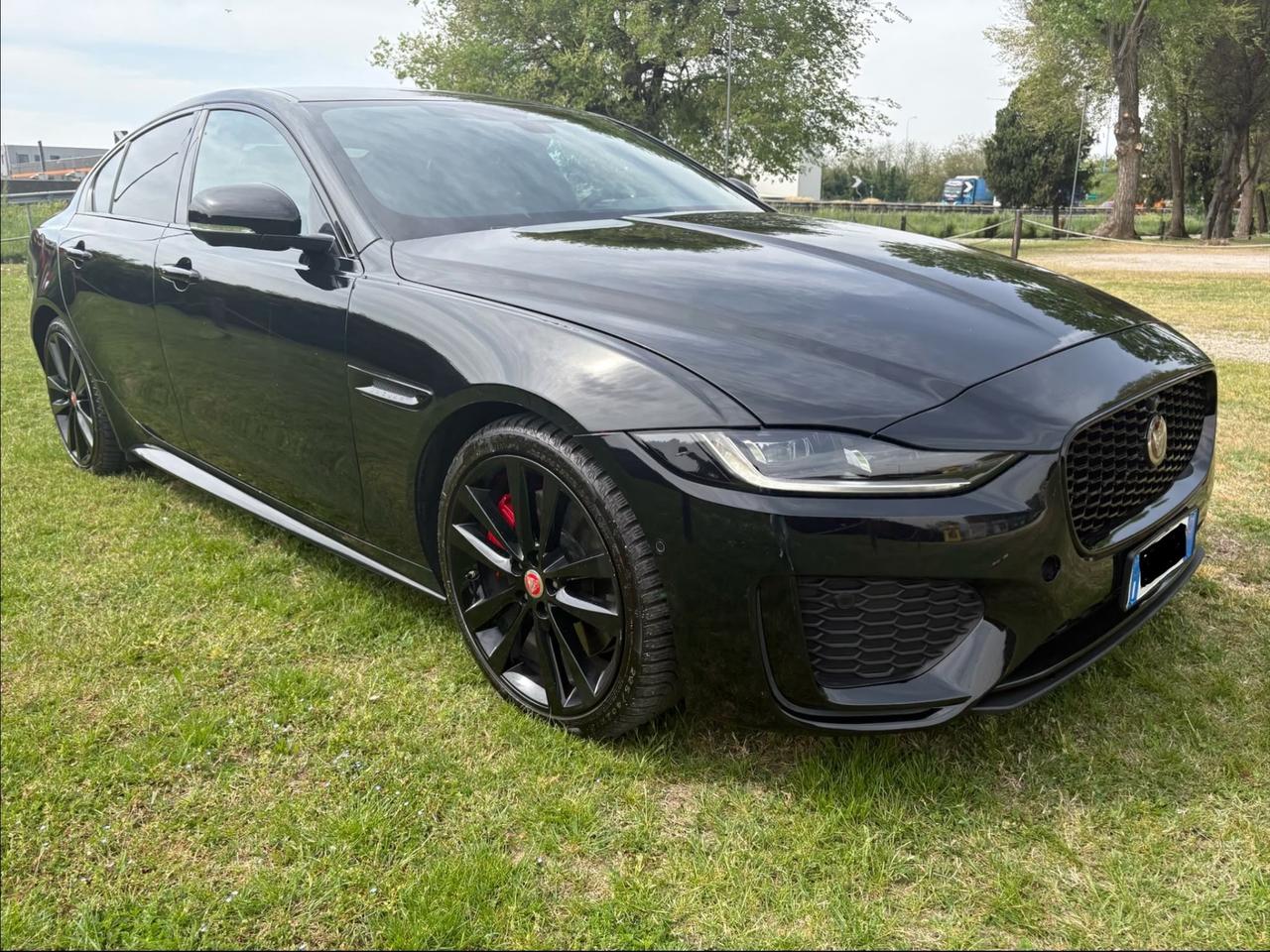 Jaguar XE 2.0 D 204 CV aut. R-Dynamic black edition