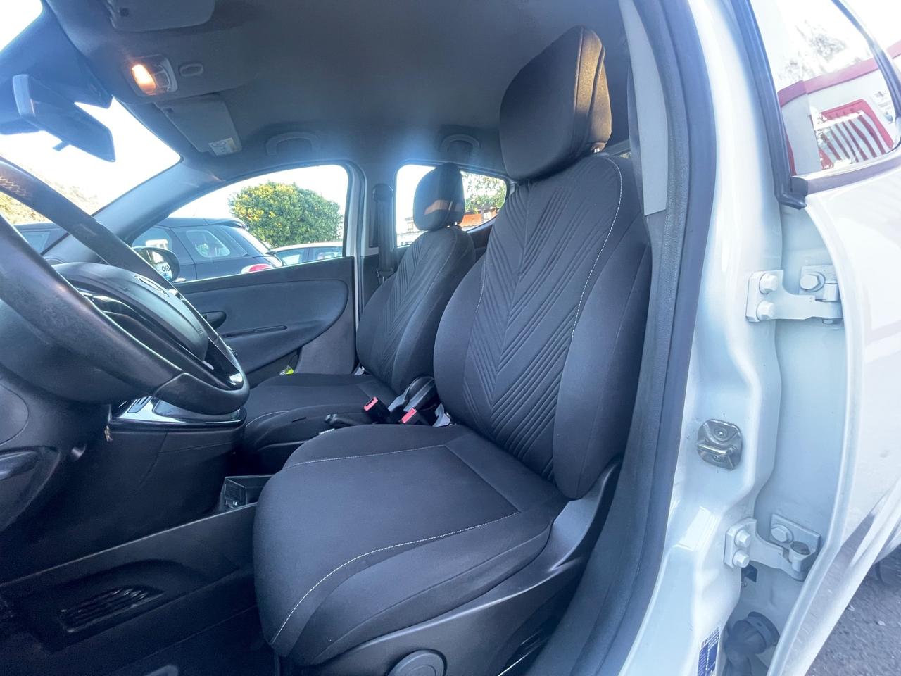 Lancia Ypsilon Gold Hybrid 1.0 FireFly 70cv