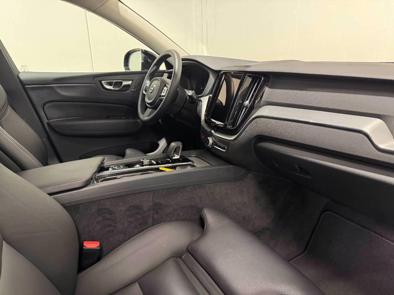 VOLVO XC60 B4 PLUS DARK AUTO