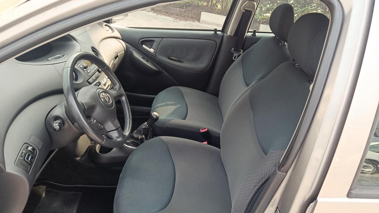 Toyota Yaris 1.3i 16V cat 5 porte Sol