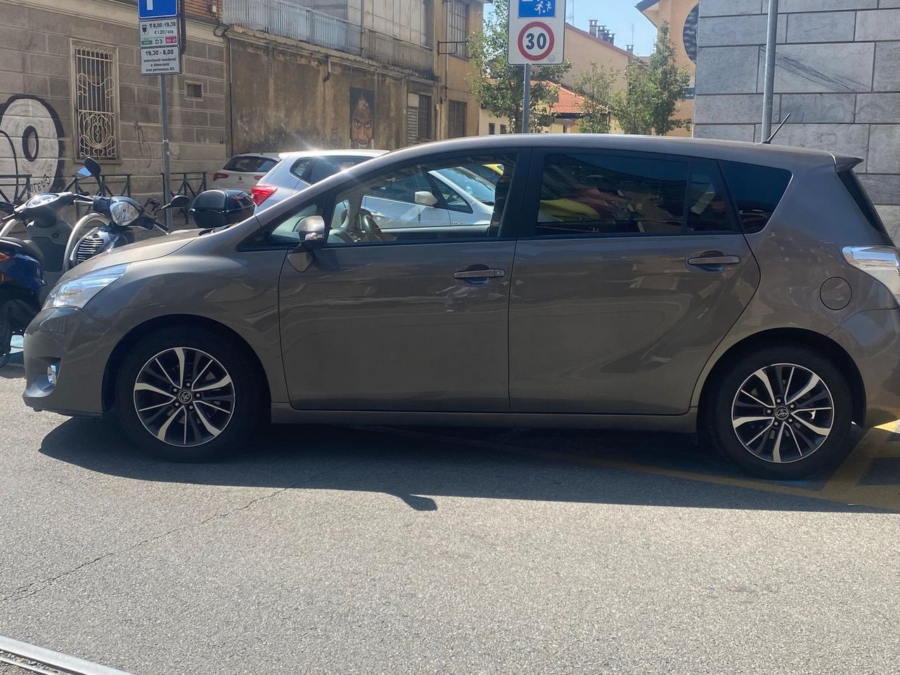 Toyota Verso D-4D Active #11975