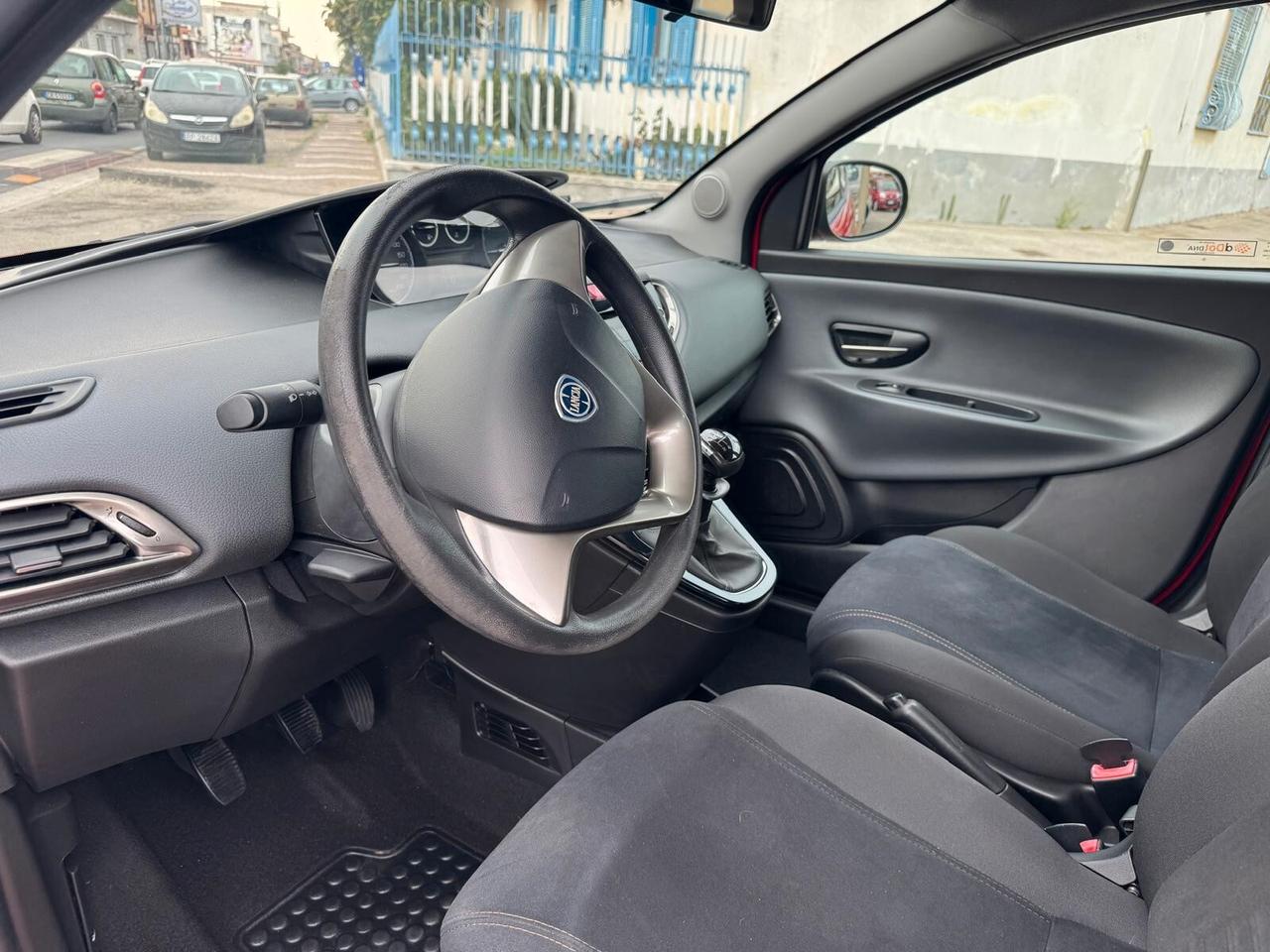 Lancia Ypsilon 0.9 TwinAir 85 CV 5 porte Metano Ecochic Silver