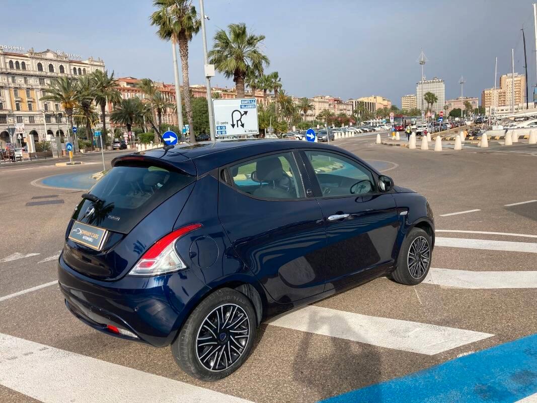 Lancia Ypsilon 1.0 firefly hybrid Silver s&s 70cv