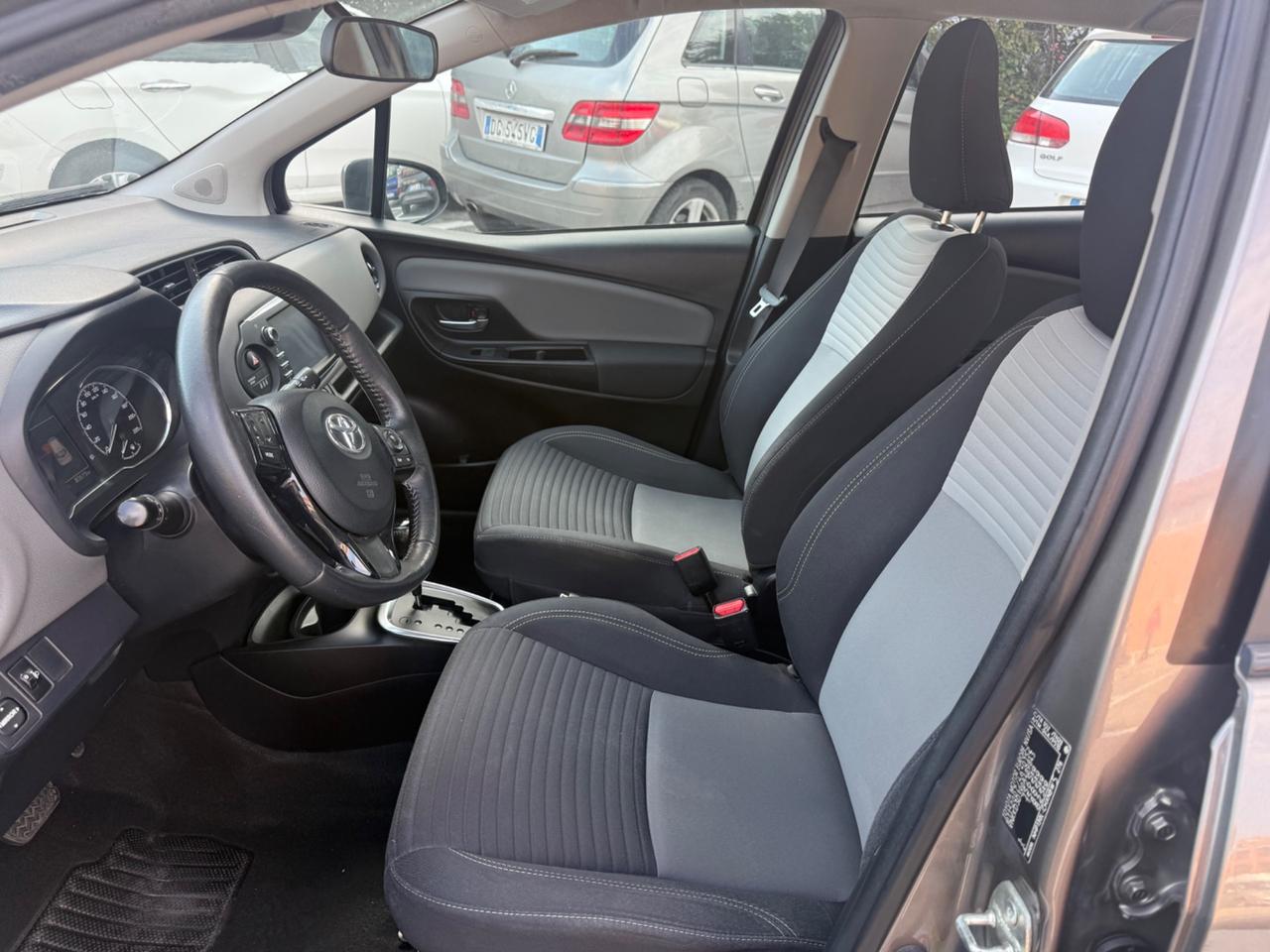 Toyota Yaris 1.5 hybrid trend gray edition