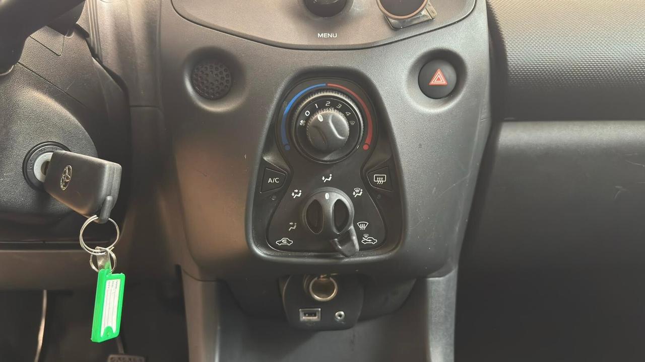Toyota Aygo Connect 1.0 VVT-i 72 CV 5 porte x-fun