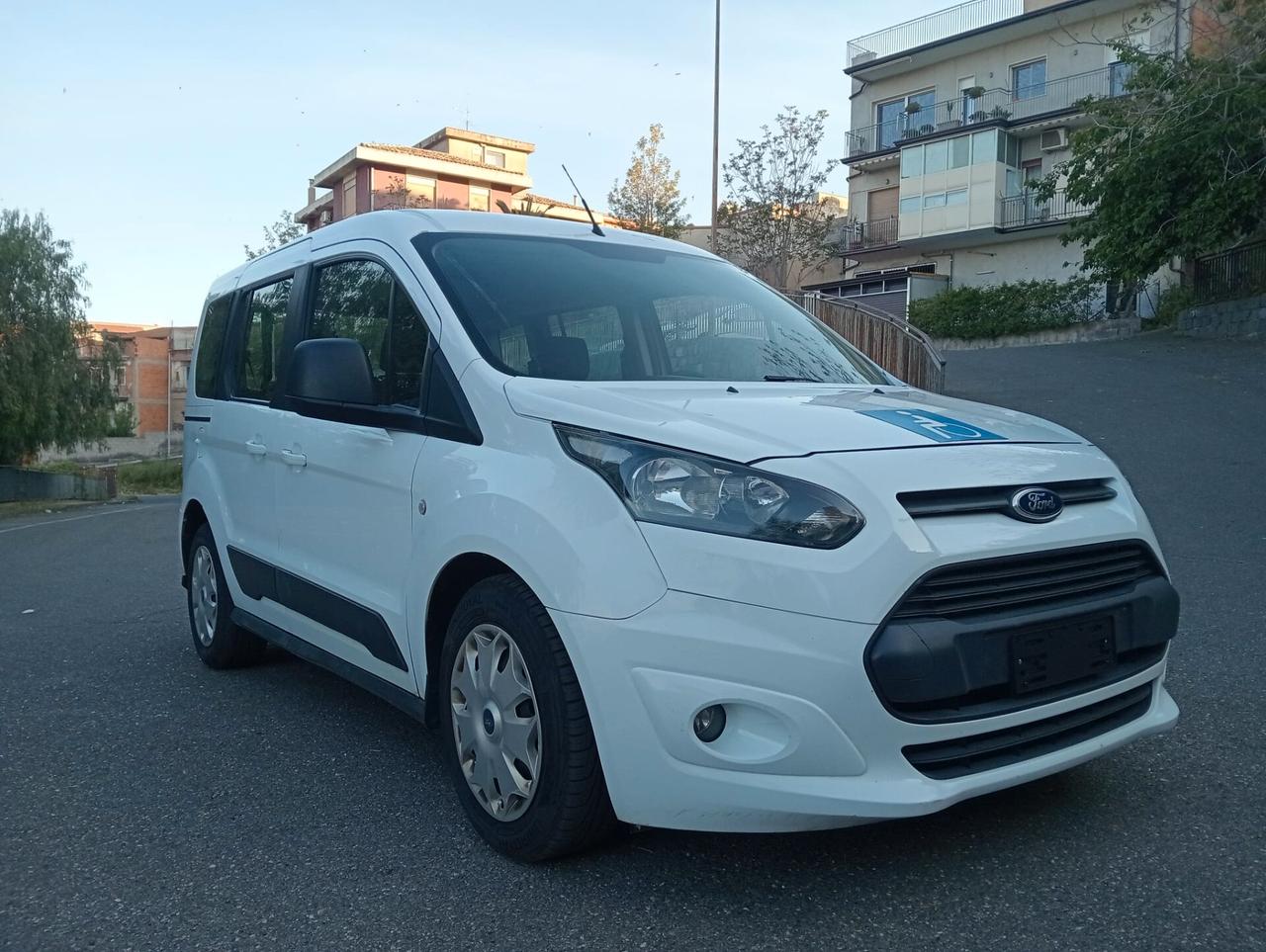 Ford Tourneo Connect Pianale ribassato con rampa disabili in carrozzina