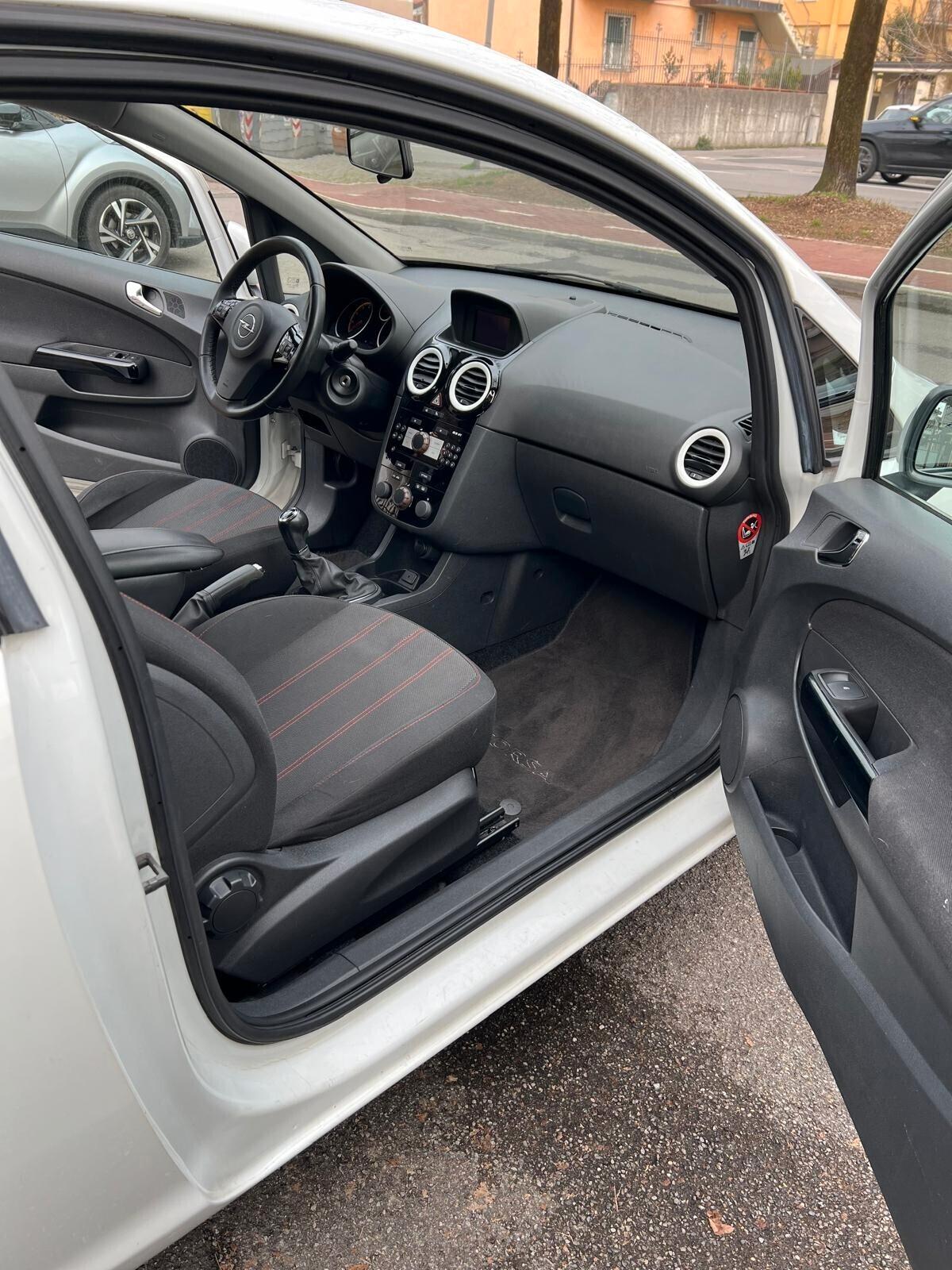 Opel Corsa 1.4 16V 3 porte b-color X NEOPATENTATI
