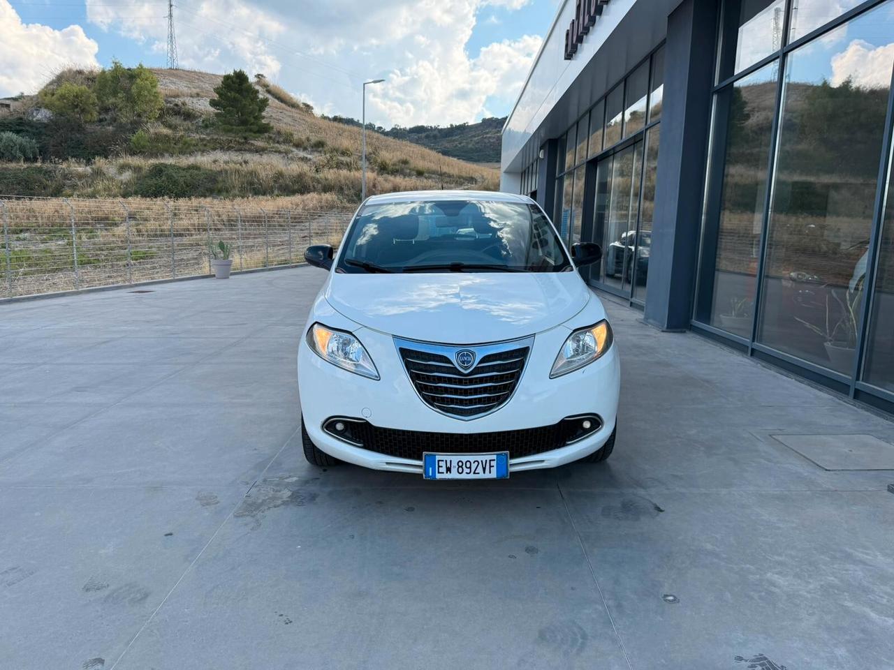 Lancia Ypsilon 0.9 TwinAir 85 CV 5 porte Metano Ecochic Silver
