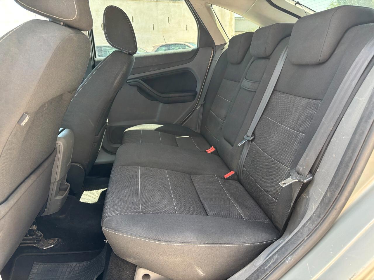 FORD FOCUS 1.6 TITANIUM 2010