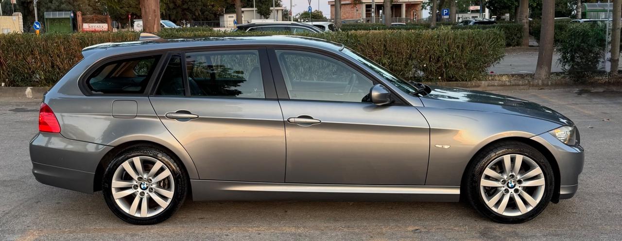 Bmw 320D INTERNI IN PELLE/NAVI/XENO