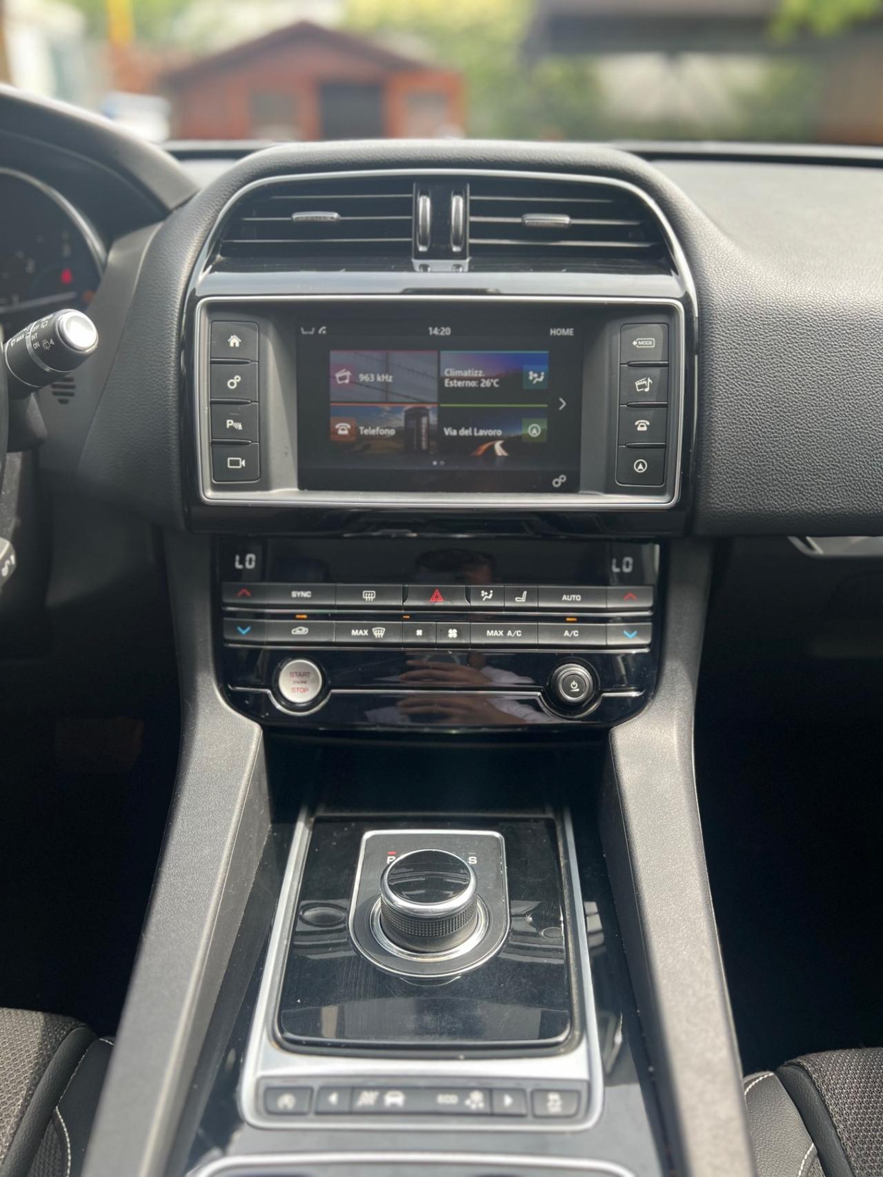 Jaguar F-Pace 2.0 D 180 CV AWD Portfolio